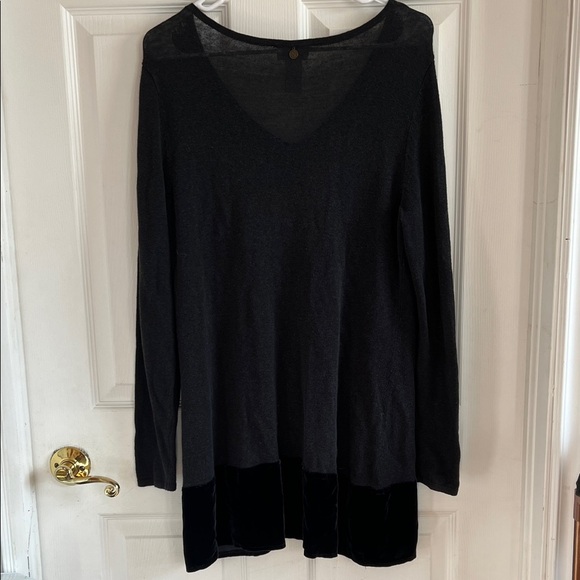Soft Surroundings Elegant Black V-Neck Women's Top - Picture 6 of 6